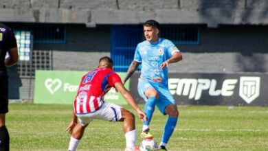 Photo of El equipo paraguayo que llegó a la cancha en patrullero