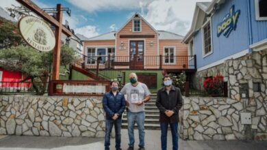 Photo of LA MUNICIPALIDAD DE USHUAIA Y LA CÁMARA HOTELERA ENTREGARON KITS SANITIZANTES Y SELLOS DE GARANTÍA A ALOJAMIENTOS Y LOCALES GASTRONÓMICOS