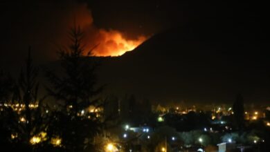 Photo of INCENDIOS EN LA PATAGONIA: “SALIMOS CON LO PUESTO”, DIJO UN POBLADOR DE CERRO RADAL QUE HUYÓ CON SU ESPOSA Y TRES HIJOS DEL FUEGO”