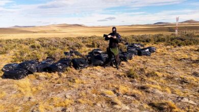 Photo of POLICÍA RURAL INCAUTO 2900  CARTONES DE CIGARRILLOS EN UN CAMPO CERCA DE LA FRONTERA CON CHILE