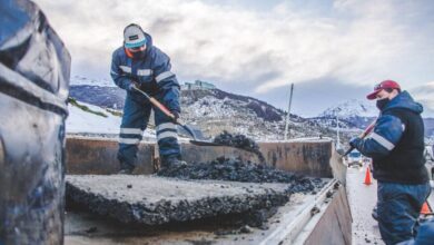 Photo of LA MUNICIPALIDAD DE USHUAIA REALIZA TRABAJOS DE BACHEO EN LA CIUDAD