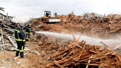 Photo of BOMBEROS Y DEFENSA CIVIL TOLHUIN TRABAJAN PARA EXTINGUIR EL INCENDIO EN EL ASERRADERO EL LITORAL