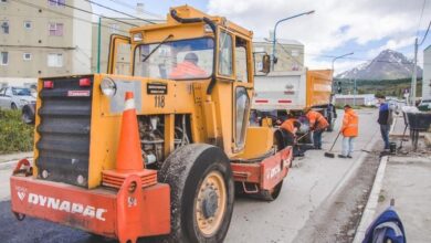 Photo of LA MUNICIPALIDAD DE USHUAIA REALIZÓ TRABAJOS DE BACHEO EN EL BARRIO MIRADOR DE LOS ANDES CON ASFALTO EN CALIENTE