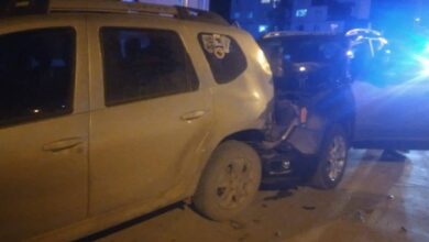 Photo of NO LO SALVO NI SU ESPOSA. CONDUCTOR PRESUMIBLEMENTE BORRACHO ROMPIÓ DOS VEHÍCULOS ESTACIONADOS, SE LA AGARRO CON LA POLICÍA,TERMINO ESPOSADO Y EN LA COMISARIA