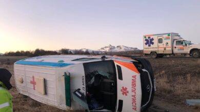 Photo of TOLHUIN, PRODUCTO DE LA CALZADA RESBALADIZA VOLCÓ UNA AMBULANCIA