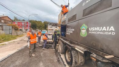 Photo of USHUAIA, PERSONAL MUNICIPAL REALIZÓ BACHEO EN CALLES DEL BARRIO FELIPE VARELA