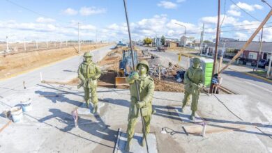 Photo of LAS RESTAURADAS ESTATUAS DE LOS SOLDADOS DE MALVINAS YA ESTÁN INSTALADAS EN LA NUEVA PLAZA CÍVICA