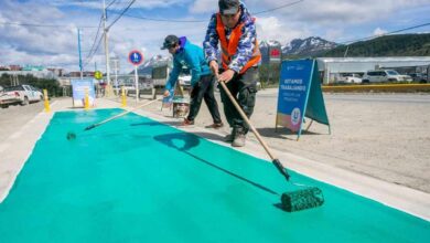 Photo of LA MUNICIPALIDAD DE USHUAIA REALIZA TRABAJOS DE PINTURA HORIZONTAL EN LA BICISENDA ‘PENSAR MALVINAS’