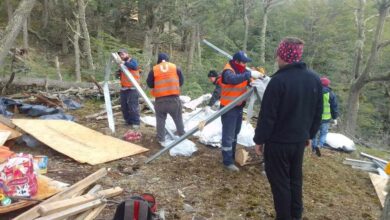 Photo of LA MUNICIPALIDAD DE USHUAIA DESARMÓ MÁS DE 10 CONSTRUCCIONES IRREGULARES EN EL ACCESO AL DOS BANDERAS