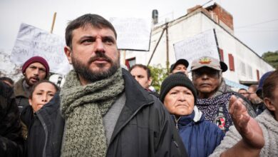 Photo of Juan Grabois encabeza una manifestación en reclamo de la entrega de los alimentos acopiados por el Gobierno en un galpón de Villa Martelli