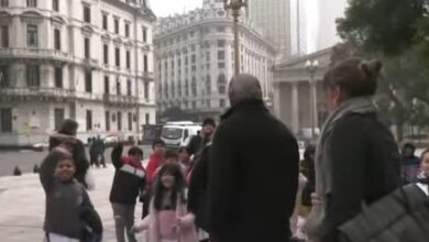 Photo of El inesperado momento de Guillermo Francos cuando se cruzó a alumnos de primaria junto a sus dos maestras