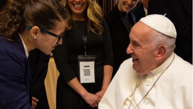 Photo of Paula Pareto mostró el regalo que recibió del Papa Francisco tras su visita en el Vaticano: “Casi me desmayo”