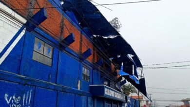 Photo of Dramático: por un temporal, se desprendió el techo de un estadio en pleno partido