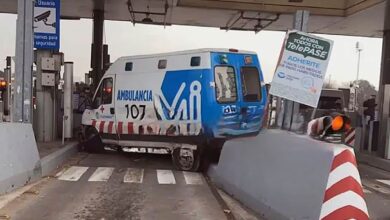 Photo of Una mujer murió luego de que la ambulancia en la que viajaba chocó en el peaje de Acceso Oeste