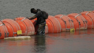 Photo of Greg Abbott celebra una victoria legal sobre el muro flotante “antiinmigrantes” en el río Bravo de Texas