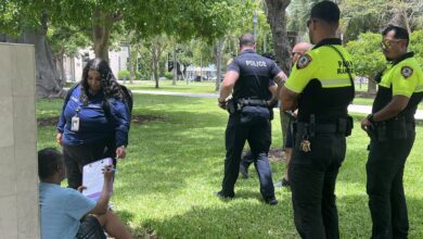 Photo of Miami Beach lanza un plan de asistencia para personas sin techo, pero esconde una polémica prohibición: “No es un crimen”