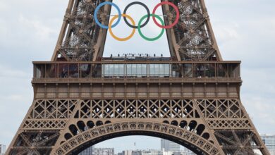 Photo of Alerta en París: evacuaron la Torre Eiffel por un escalador