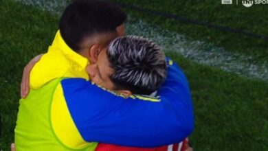 Photo of El abrazo entre Enzo Pérez y Marcos Rojo en Estudiantes vs. Boca