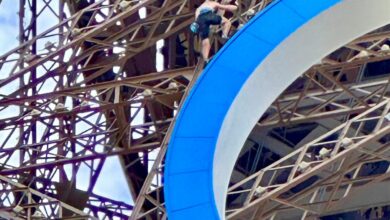 Photo of Juegos Olímpicos: tuvieron que evacuar la Torre Eiffel por un sorpresivo escalador