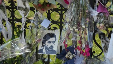 Photo of Una ceremonia íntima en la residencia del actor, flores y una canción en el último adiós a Alain Delon