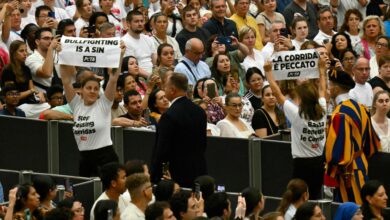 Photo of Vaticano: un grupo de activistas irrumpió en una audiencia del papa Francisco