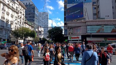 Photo of “No hay plata” y baja el consumo pero los locales tienen listas de espera en las esquinas más emblemáticas de la ciudad