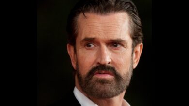 Photo of En qué anda Rupert Everett, el actor La boda de mi mejor amigo que rompió lazos con Hollywood y acaba de casarse