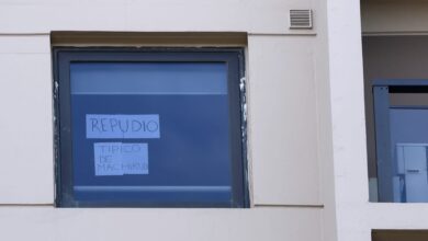 Photo of Un vecino de Alberto Fernández pegó un cartel contra el expresidente en el edificio de Puerto Madero