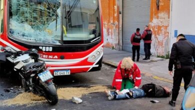 Photo of Ensangrentado y esposado. Así quedó el motochorro de 19 años que se incrustó contra el frente de un colectivo cuando huía de la policía