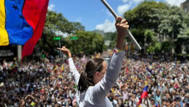 Photo of Machado reapareció en la marcha opositora para desafiar al chavismo y Maduro redobló sus amenazas