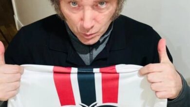 Photo of Javier Milei posó con la camiseta de un club del Ascenso