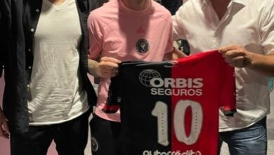 Photo of Messi y un regalo muy especial: recibió la 10 de un referente de Newell’s de su infancia