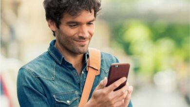 Photo of Cómo prevenir el daño en manos y muñecas por el uso excesivo del celular, según un médico