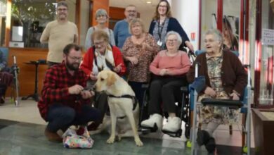 Photo of La historia del perro que cambió para siempre la vida de una residencia de ancianos