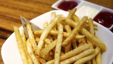 Photo of No mojes las papas fritas en el kétchup o mayonesa: terminarás consumiendo casi el doble de calorías