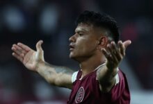 Photo of Un penal no cobrado y dos goles anulados: las decisiones arbitrales que impidieron que Lanús rompa el cero ante Independiente Medellín