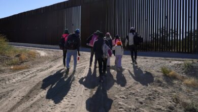 Photo of Así buscan a migrantes desaparecidos en el peor desierto de la frontera entre EE.UU. y México