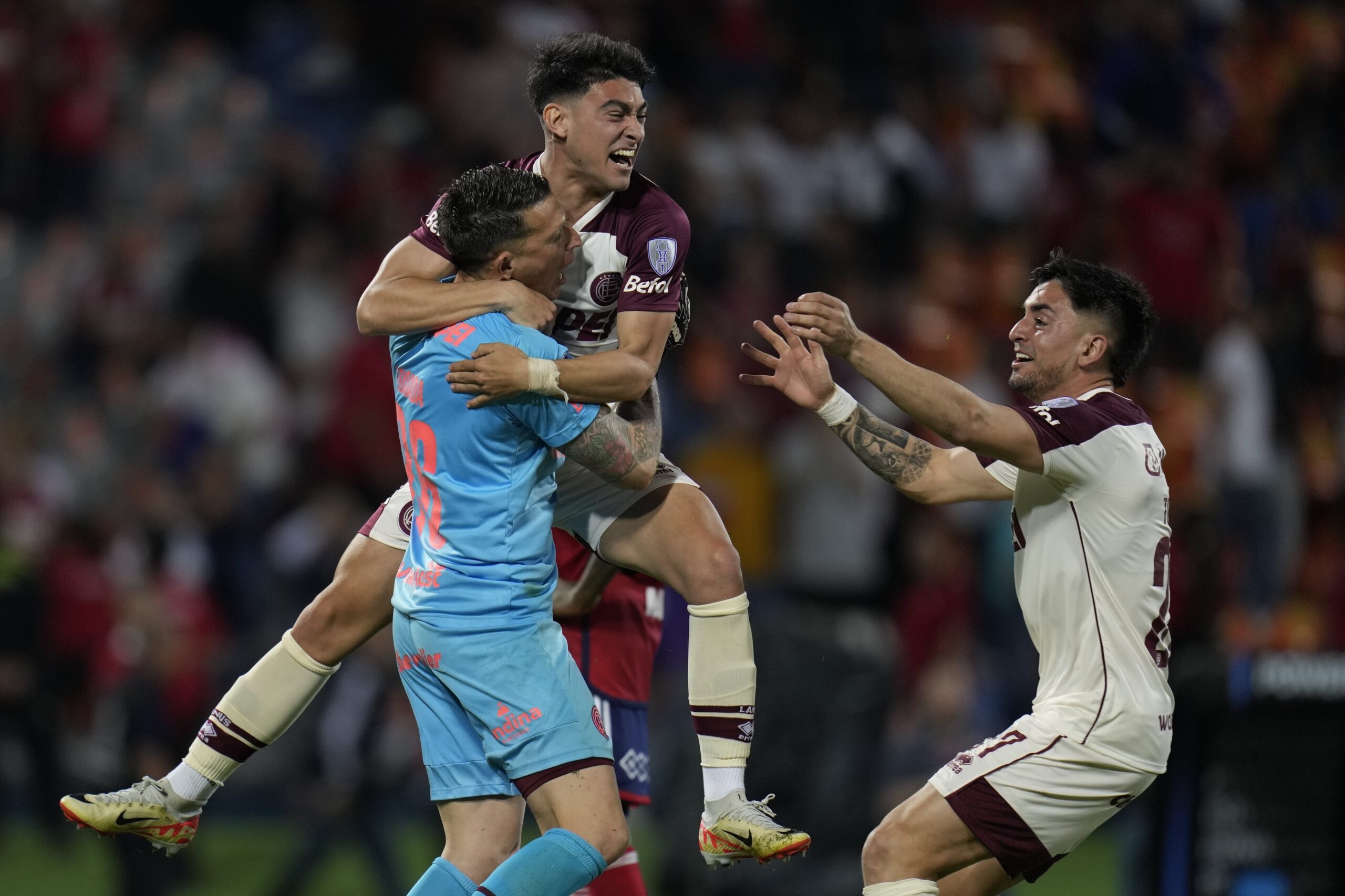 Photo of Lanús, en semifinales de la Copa Sudamericana: sufrió en Colombia, festejó con los penales y sigue en carrera