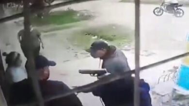 Photo of Como pirañas: dos duplas de motochorros armados asaltaron a los clientes de un kiosco en Merlo