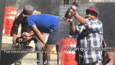 Photo of Un hombre mexicano se volvió viral por bañar a su cachorrito en una fuente pública