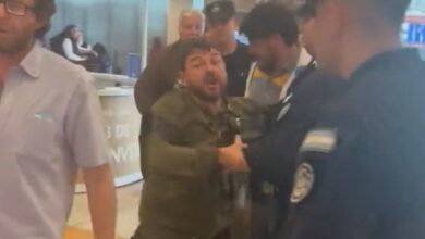 Photo of Increparon a Juan Grabois en Ezeiza a su regreso del encuentro con el papa Francisco