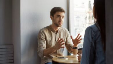 Photo of Qué significa mover las manos al hablar, según la psicología