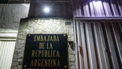 Photo of Opositores refugiados en la Embajada de Argentina en Caracas denuncian la presencia de agentes del gobierno de Maduro armados y encapuchados en la puerta