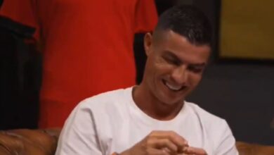 Photo of “¿Qué mirás, bobo?”: Cristiano Ronaldo imitó a Lionel Messi en su canal de YouTube