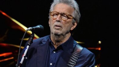 Photo of Eric Clapton: de la genialidad a las polémicas de un músico, que vivió apasionados romances y atravesó una gran tragedia