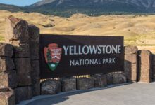 Photo of Salió del sendero en el Parque Nacional Yellowstone y cayó en agua hirviendo: la trasladaron en helicóptero