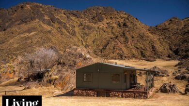 Photo of En medio de los valles calchaquíes, se instaló en una cabaña prefabricada para restaurar un histrórico rancho de adobe