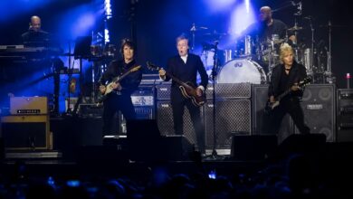 Photo of Paul McCartney ya está sobre el escenario, ante un Monumental colmado que delira con sus clásicos