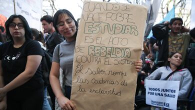 Photo of “El saber rompe las cadenas de la esclavitud”: las historias detrás de los carteles que poblaron la marcha universitaria