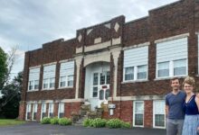 Photo of Son de Nueva York, compraron una escuela de 110 años y la transformaron en un “castillo medieval”